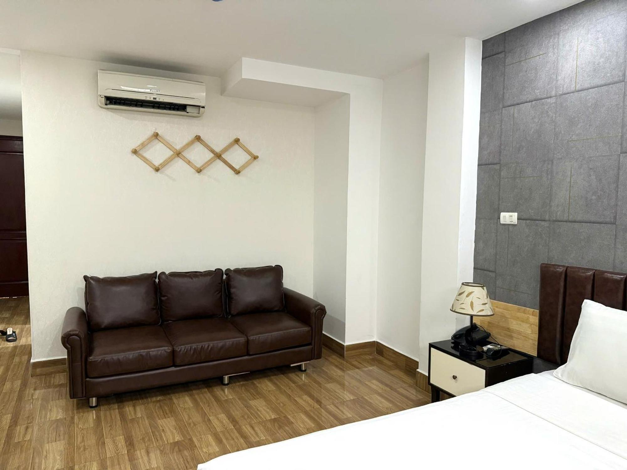 Holiday Suites Hotel & Spa Ханой Екстериор снимка
